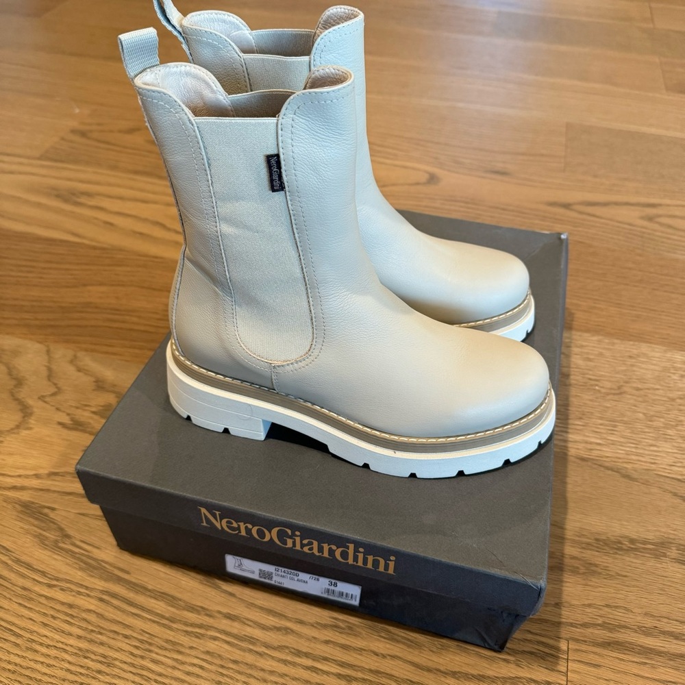 NeroGiardini Chunky Lug Sole Chelsea Boots